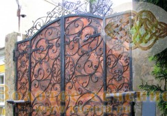 надежные кованые ворота в оформлении дома