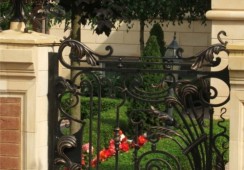 вход в сад оформляют кованые ворота