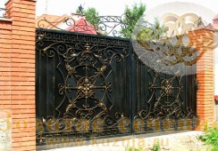 вход в дом надежно охраняют кованые ворота