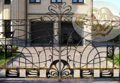 кованые ворота с ажурным рисунком для гостевого входа